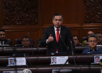 ANTHONY Loke Siew Fook pada sesi pertanyaan-pertanyaan bagi jawab lisan di Dewan Negara hari ini. - GAMBAR JABATAN PENERANGAN MALAYSIA