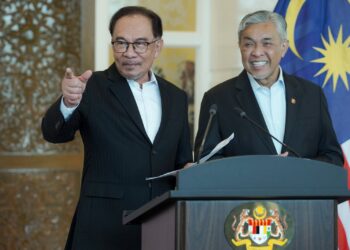 ANWAR Ibrahim ketika sidang akhbar khas barisan Kabinet baharu di Putrajaya. - UTUSAN/FAISOL MUSTAFA