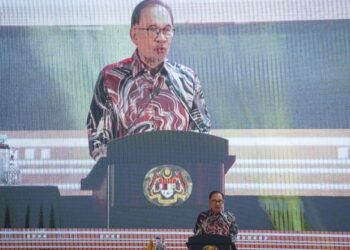 ANWAR Ibrahim menyampaikan amanat sempena Majlis Penutup Sambutan Setahun bersama Kerajaan Malaysia Madani di pekarangan Stadium Nasional Bukit Jalil hari ini. - UTUSAN/MUHAMAD IQBAL ROSLI