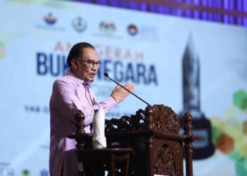 ANWAR Ibrahim berucap pada Anugerah Buku Negara 2023 di UPSI di Tanjung Malim hari ini. - UTUSAN/MUHAMAD NAZREEN SYAH MUSTHAFA