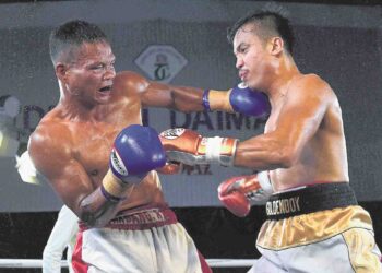 GAMBAR fail Adli Hafidz (kanan) bertarung dengan lawan dari Indonesia, Bambang Rusiadi bagi merebut tali pinggang Majlis Tinju Asia (WBS) kategori middleweight.