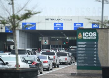 ENDERAAN sesak di laluan masuk ke Thailand di Kompleks Imigresen, Kastam, Kuarantin dan Keselamatan (ICQS) di Padang Besar, setiap kali cuti persekolahan. – MINGGUAN/IZLIZAN OTHMAN