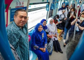 ANTHONY Loke Siew Fook bersama Noraini Ahmad menaiki tren pada Majlis Pelancaran Projek Perintis Koc Wanita MRT laluan Kajang, hari ini. - UTUSAN/IQBAL ROSLI 