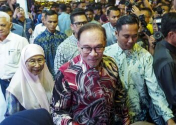 ANWAR Ibrahim bersama isteri, Datuk Seri Dr. Wan Azizah Wan Ismail ketika melawat reruai pameran selepas menyempurnakan Majlis Penutup Sambutan Setahun bersama Kerajaan Malaysia Madani di pekarangan Stadium Nasional Bukit Jalil hari ini. - UTUSAN/MUHAMAD IQBAL ROSLI