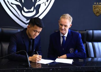 ARIF Aiman Hanapi menandatangani kontrak lanjutan bersama Johor Darul Ta'zim (JDT) hari ini.-IHSAN FB JOHOR Southern Tigers
