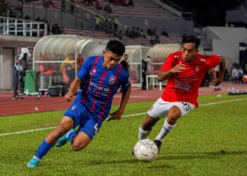 ARIF Aiman (kiri) mahu terus melakar lebih banyak kejayaan bersama JDT selepas membantu gergasi Harimau Selatan itu mempertahankan gelaran musim ini.