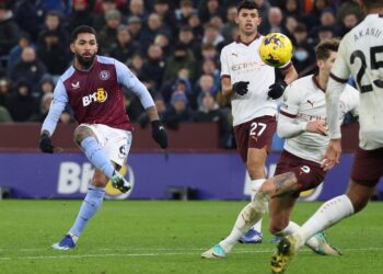 PEMAIN tengah Aston Villa Douglas Luiz (kiri) melakukan rembatan ke gawang Manchester City dalam aksi Liga Perdana Inggeris di Villa Park, Birmingham.-AFP