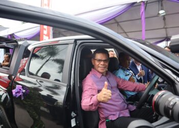SAIFUDDIN Nasution Ismail mencuba kenderaan pacuan empat roda baharu milik Stesen Parol Daerah (SPD) yang diserahkan kepada Jabatan Penjara Malaysia semasa pelancaran SPD Jabatan Penjara Malaysia di Slim River hari ini. - UTUSAN