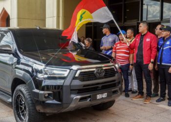 DR. MUHAMMAD Akmal Saleh (tiga dari kanan) melepaskan pesertaMisi Bantuan Banjir Pergerakan Pemuda UMNO Ke Pantai Timur di Menara Dato’ Onn, Kuala Lumpur, hari ini. - UTUSAN/FARIZ RUSADIO