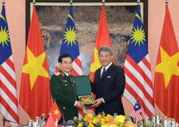 Mohamad Hasan dan  Phan Van Giang selepas menandatangani MoU di Hanoi, Vietnam semalam  - Ihsan Mindef