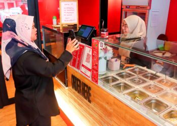 APLIKASI S.M.A.R.T Niaga@Perak memudahkan PKS menjalankan  transaksi jual beli dalam talian selaras dengan hasrat kerajaan supaya usahawan mengadaptasikan teknologi digital dalam perniagaan. 
– UTUSAN/MUHAMAD NAZREEN SYAH MUSTHAFA