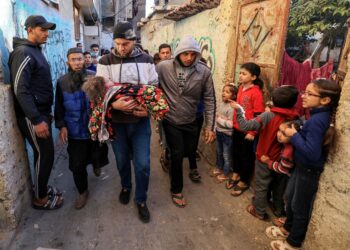 Seorang ahli keluarga membawa jenazah kanak-kanak perempuan yang terbunuh akibat serangan tentera Israel di Rafah, Semenanjung Gaza, semalam. – AFP