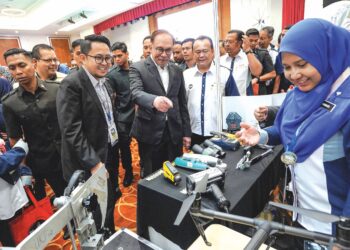 ANWAR Ibrahim melawat ruang pameran selepas merasmikan Hari Profesion Teknikal Negara 2023 di Putrajaya semalam. - UTUSAN/FAISOL MUSTAFA