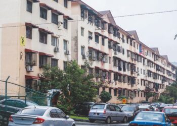 DUA kanak-kanak mendakwa melihat Zayn Rayyan Abdul Matiin berada seorang diri di tingkat dua dan tiga Blok R Apartmen Idaman, Damansara Damai pada hari kehilangannya. - UTUSAN/AFIQ RAZALI