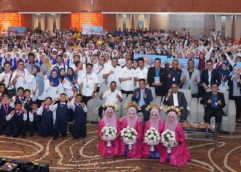 KAKITANGAN Bank Rakyat, KPM, guru dan murid bergambar pada selepas program Bicara Berirama dan Choral Speaking Nuri Madani 2023 Peringkat Kebangsaan anjuran Bank Rakyat dengan kerjasama Kementerian Pendidikan baru-baru ini.