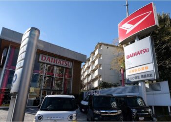 PEJABAT jualan Daihatsu Motor di Tokyo. - AFP