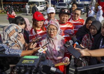 DR. ZALIHA Mustafa dikerumuni pemberita selepas melakukan pelepasan konvoi Madani Afiat dalam program Madani Afiat sempena Setahun Bersama Kerajaan Malaysia Madani di Stadium Bukit Jalil, Kuala Lumpur, hari ini. - UTUSAN/MUHAMAD IQBAL ROSLI