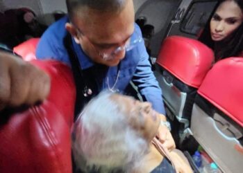 DR. SATHIA Prakash Nadarajan memberikan rawatan awal kepada mangsa - GAMBAR MEDIA SOSIAL