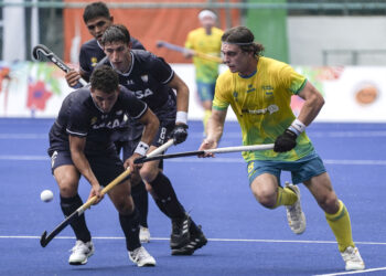 KUALA LUMPUR, 05 DISEMBER 2023 - Pemain Australia, Mallon Toby cuba melepasi pemain Argentina, Rey Matias (kiri) dalam aksi peringkat kumpulan A Piala Dunia Hoki Junior Lelaki 2023 di Stadium Hoki Nasional Bukit Jalil di sini, hari ini. Argentina menang 1-0 ke atas Australia. Gambar; MUHAMAD IQBAL ROSLI/UTUSAN