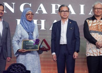 FAHMI Fadzil menyampaikan Anugerah Pencapaian Khas Pengurniaan Darjah Panglim Jasa Negara kepada Datuk Fauziah Nawi (dua kiri) Majlis Apresiasi Sinema Malaysia Tahun 2023 di Putrajaya di sini, hari ini.