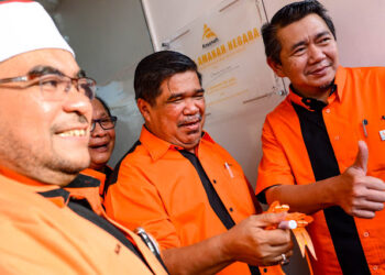 SAMA ada Mohamad Sabu atau Mujahid Yusof (kiri) yang bakal memimpin Parti Amanah Negara (Amanah), mereka perlu meneruskan legasi Rahmah Allahyarham Salahuddin Ayub. – GAMBAR MEDIA SOSIAL
