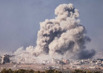 Kepulan asap kesan daripada pengeboman berterusan tentera Israel di utara Gaza semalam. – AFP