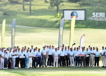 PARA peserta bergambar sebelum memulakan Kejohanan Golf Tourism Selangor kali ke-5 di Kelab Golf Seri Selangor, Damansara, baru-baru ini.