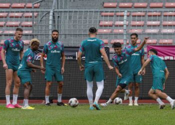 SKUAD Terengganu FC menjalani latihan ringan di Stadium Bolasepak Kuala Lumpur, semalam menjelang perlawanan akhir Piala Malaysia menentang JDT, malam ini. - UTUSAN/AMIR KHALID
