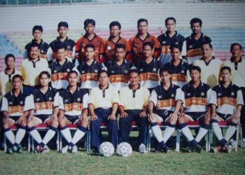 ZULHARISHAM Awang (duduk, tiga dari kanan) bersama skuad emas Terengganu di bawah kendalian Mat Zan Mat Aris yang muncul juara Piala Malaysia pada tahun 2001.