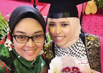 ASMAA Hussein Eslayeh (kanan) bersama rakyat Malaysia, Nurul Ain Haron ketika Majlis Konvokesyen UKM pada 2022.