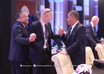 HAMIDIN Mohd Amin (kanan) bertegur sapa dengan 
Presiden FIFA, Gianni Infantino (tengah) sebelum Mesyuarat Ahli Majlis Persekutuan Bola Sepak Antarabangsa di Jeddah bermula.-IHSAN FAM
