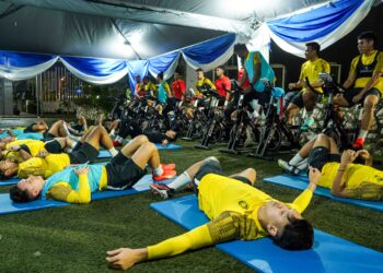 PEMAIN Harimau Malaya melakukan latihan ringan  di Wisma FAM, Kelana Jaya, semalam. - MUHAMAD IQBAL ROSLI