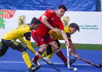 PEMAIN Young Tigers, Harizan Faris (kiri) dan Jeffrynus Andywalfian cuba menyekat pemain Mesir, Mokhtar Baseem dalam aksi penentuan tempat kesembilan Piala Dunia Hoki Remaja Lelaki 2023 di Stadium Hoki Nasional Bukit Jalil. Malaysia yang mencatat menang 4-1 akan menentang Belgium hari ini. - UTUSAN/ MUHAMAD IQBAL ROSLI