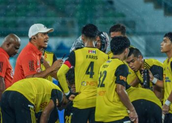 JURULATIH pasukan Malaysia, Mohamad Amin Rahim (dua dari kiri) ketika mengendalikan skuad Young Tigers di Piala Dunia Remaja 2023.
