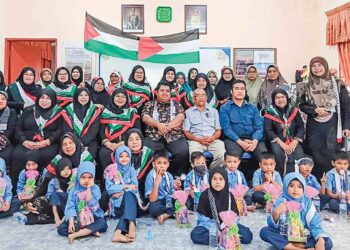 Shaibatul Hamdi Abdullah (duduk tengah) bergambar kenangan dengan komuniti dan tadika kemas Taman Naga Emas Jitra, Kedah.