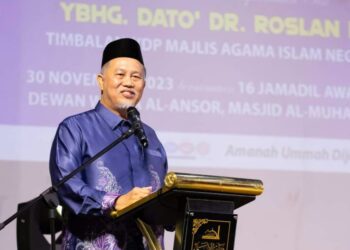 ROSLAN Ahmad ketika berucap pada Majlis Apresiasi Sukarelawan Pengemaskinian Data dan Penyerahan Saguhati Jawatankuasa Kariah Negeri Pulau Pinang di Seberang Jaya, semalam.