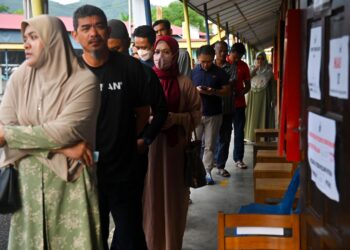 PENGUNDI beratur untuk membuang undi pada PRK Parlimen Kemaman di SK Kerteh Baru, Kemaman, Terengganu. - UTUSAN/PUQTRA HAIRRY ROSLI