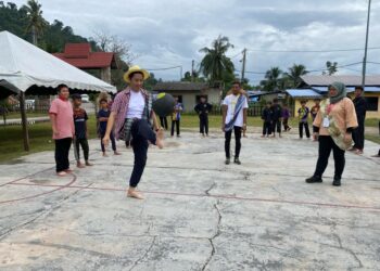 GOOI Hsiao Leung tidak melepaskan peluang menyertai permainan sepak raga timbang bersama peserta di Dataran Sungai Semilang, Juru, Pulau Pinang, baru-baru ini.