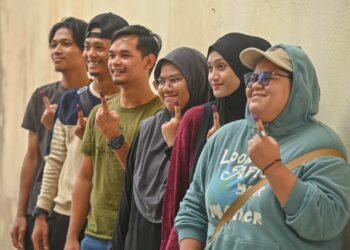 PENGUNDI muda menunjukkan jari yang dicelup dakwat kekal selepas menunaikan tanggungjawab mengundi pada Pilihan Raya Kecil  (PRK) Parlimen P.040 Kemaman di Pusat Mengundi Sekolah Kebangsaan Kampung Baru Kerteh, Kemaman, Terengganu.