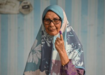 PENGUNDI, Hadijah Tambi, 72, menunjukkan jari yang dicelup dakwat kekal selepas menunaikan tanggungjawab mengundi pada Pilihan Raya Kecil  (PRK) Parlimen P.040 Kemaman di Pusat Mengundi Sekolah Kebangsaan Kampung Baru Kerteh di Kemaman, Terengganu. - UTUSAN/PUQTRA HAIRRY ROSLI