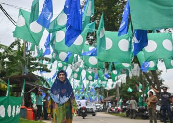 SEORANG  warga emas hadir untuk menunaikan tanggungjawab mengundi pada Pilihan Raya Kecil (PRK) Parlimen P.040 Kemaman di Pusat Mengundi Sekolah Kebangsaan Kijal, Kemaman, Terengganu. - UTUSAN/PUQTRA HAIRRY ROSLI