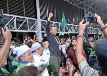 AHMAD SAMSURI Mokhtar (tengah) disambut meriah ribuan penyokong Pas di Arena Square Kemaman di Chukai, Kemaman, Terengganu. - FOTO/NIK NUR IZZATUL HAZWANI NIK ADNAN