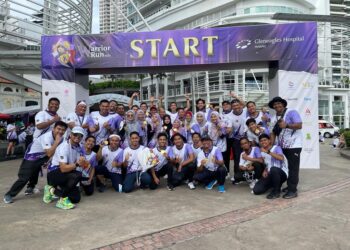 ANTARA peserta yang menyertai program Warrior Run di Persiaran Gurney, Pulau Pinang, hari ini. - Pix: SITI NUR MAS ERAH AMRAN