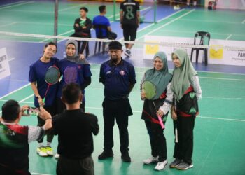 TENGKU PUTERI Ilisha Ameera Al-Sultan Abdullah (kiri) dan Cik Puan Panglima Puteri Suraya Mohamed Moiz bertemu pasangan Fatin Syahirah Zainuddin (kanan) dan Nor Azlinda Ahmad dalam perlawanan separuh akhir Kejohanan Badminton Tertutup Piala Tengku Ilisha 2023 di Dewan Badminton Indera Mahkota, Kuantan, Pahang. - FOTO/SHAIKH AHMAD RAZIF