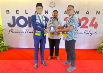 MOHD. FARED MOHD. KHALID (kiri) menerima sumbangan Palestin yang disampaikan oleh Saiddin Othman di Kota Iskandar, Iskandar Puteri.