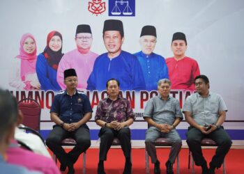 AHMAD MASLAN (dua dari kiri) menghadiri perjumpaan dengan Penghulu dan Ketua-Ketua Kampung Parlimen Pontian di Dewan UMNO Pontian.