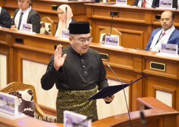 AMIZAR Abu Adam mengangkat sumpah sebagai Ahli Dewan Undangan Negeri (ADUN) Pelangai di Wisma Sri Pahang di Kuantan, Pahang. - UTUSAN/NORHAFIZAN ZULKIFLI