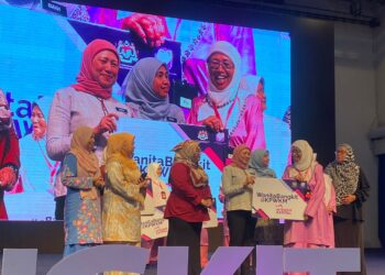 NANCY Shukri menyampaikan replika bantuan kepada 14 peserta mewakili setiap Parlimen di negeri ini sempena  Program Wanita Bangkit@KPWKM MyKasih di Dewan Jubli Perak Sultan Haji Ahmad Shah di Kuantan, Pahang. - UTUSAN/NORHAFIZAN ZULKIFLI