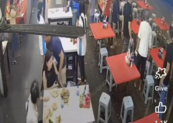 TANGKAP layar rakaman  menunjukkan pergaduhan yang tercetus di sebuah restoran di Johor Bahru.