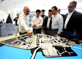 EWON BENEDICK (dua dari kiri) diberi penerangan tentang model pembangunan  Coronation Square ketika mengadakan  lawatan kerja ke tapak menara Bank Rakyat di Coronation Square, Johor Bahru.